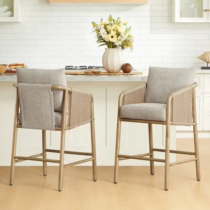 Tabouret de bar Lynn hauteur comptoir avec accoudoirs tressés en bois - Lot de 2