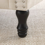 Fauteuil moderne rembourré avec clous décoratifs et pieds en bois