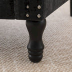 Fauteuil moderne rembourré avec clous décoratifs et pieds en bois